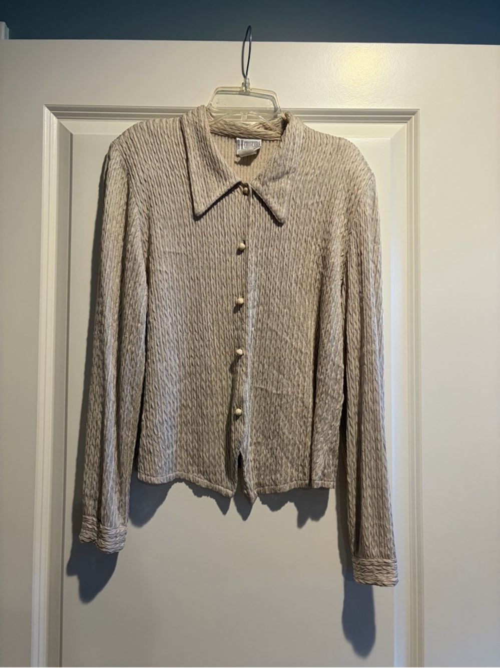 Vintage Textured Cream Button-Up Shirt in Excellent Vintage condition